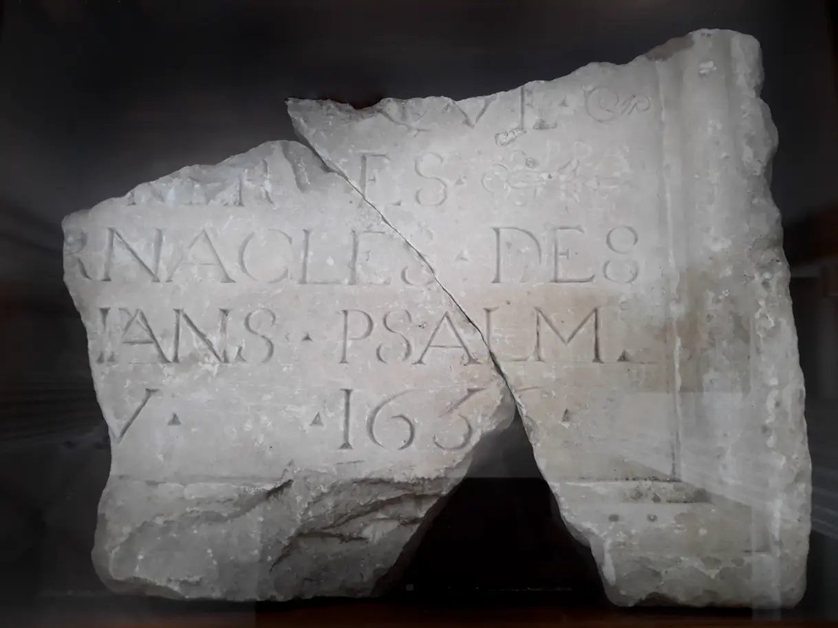 Pierre gravée portant une partie du verset 11 du Psaume 84 et l'année 1656