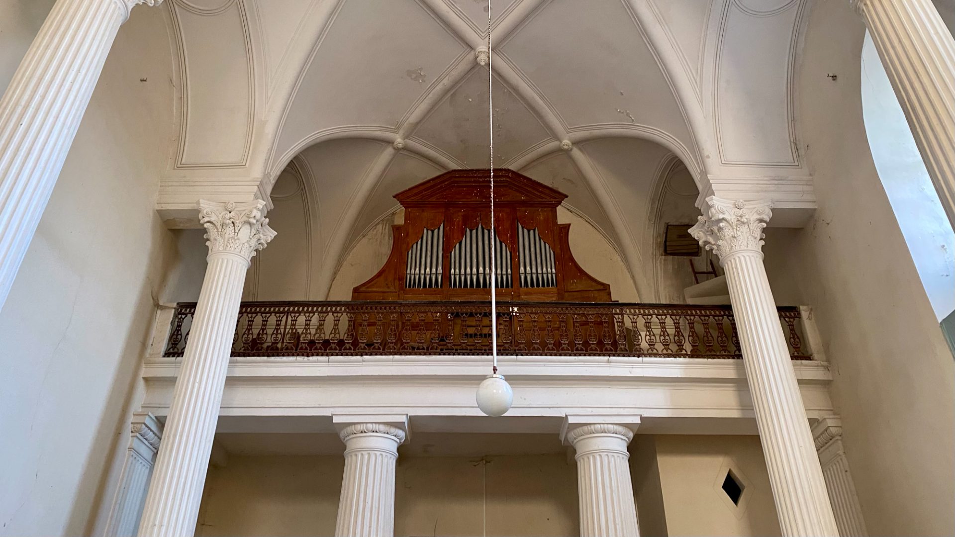 Temple protestant de Lussan - Tribune et buffet d'orgue