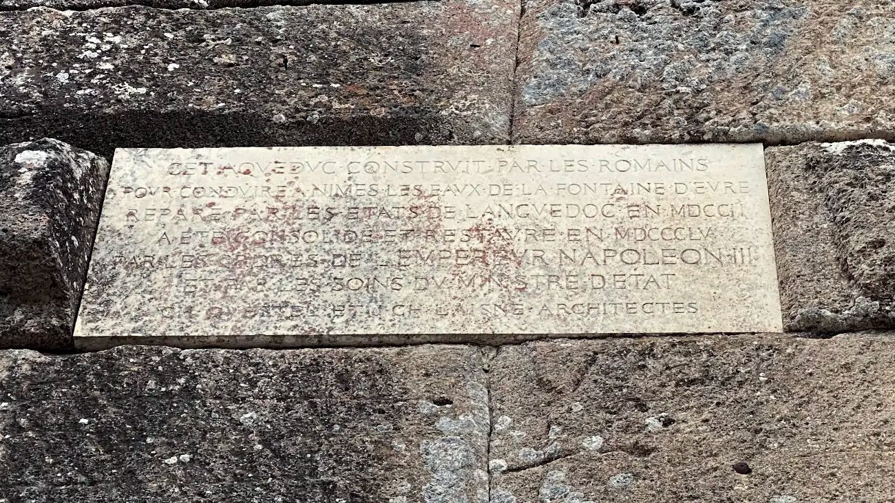 Plaque commémorative des restaurations du Pont du Gard (1702 et 1855).