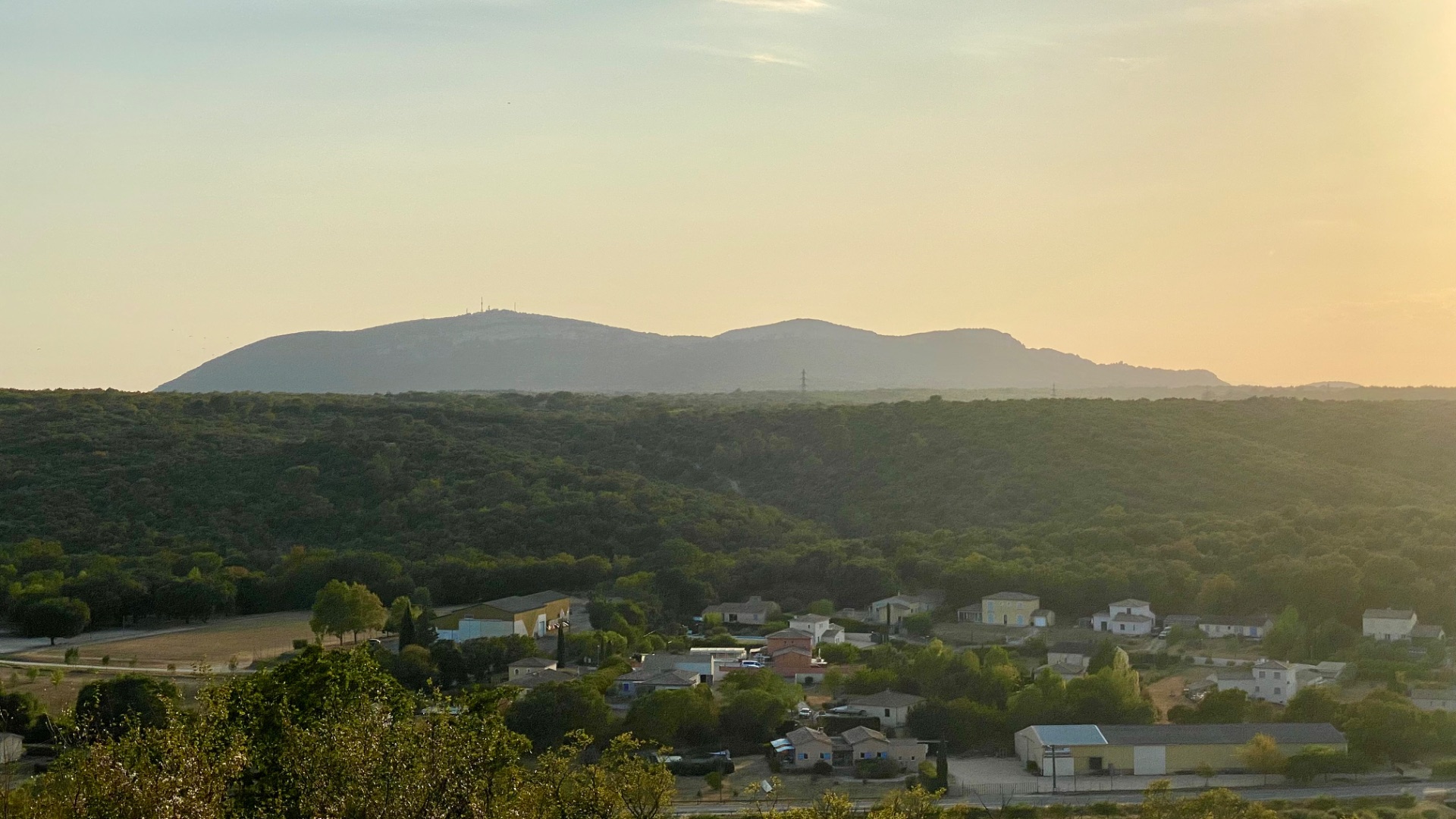 Vue sur le mont Bouquet à partir du rempart de Lussan