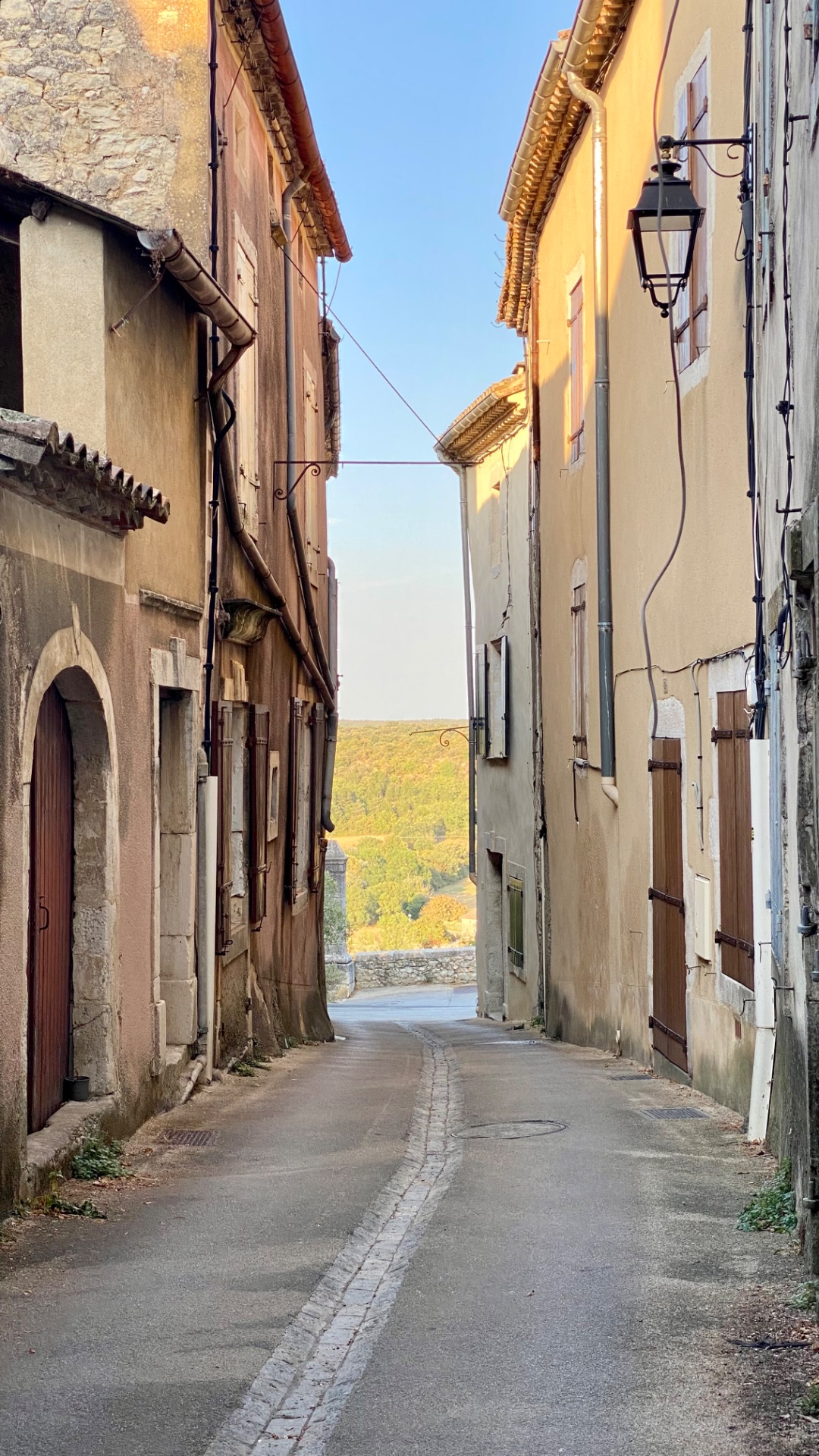 Ruelle dans le village de Lussan